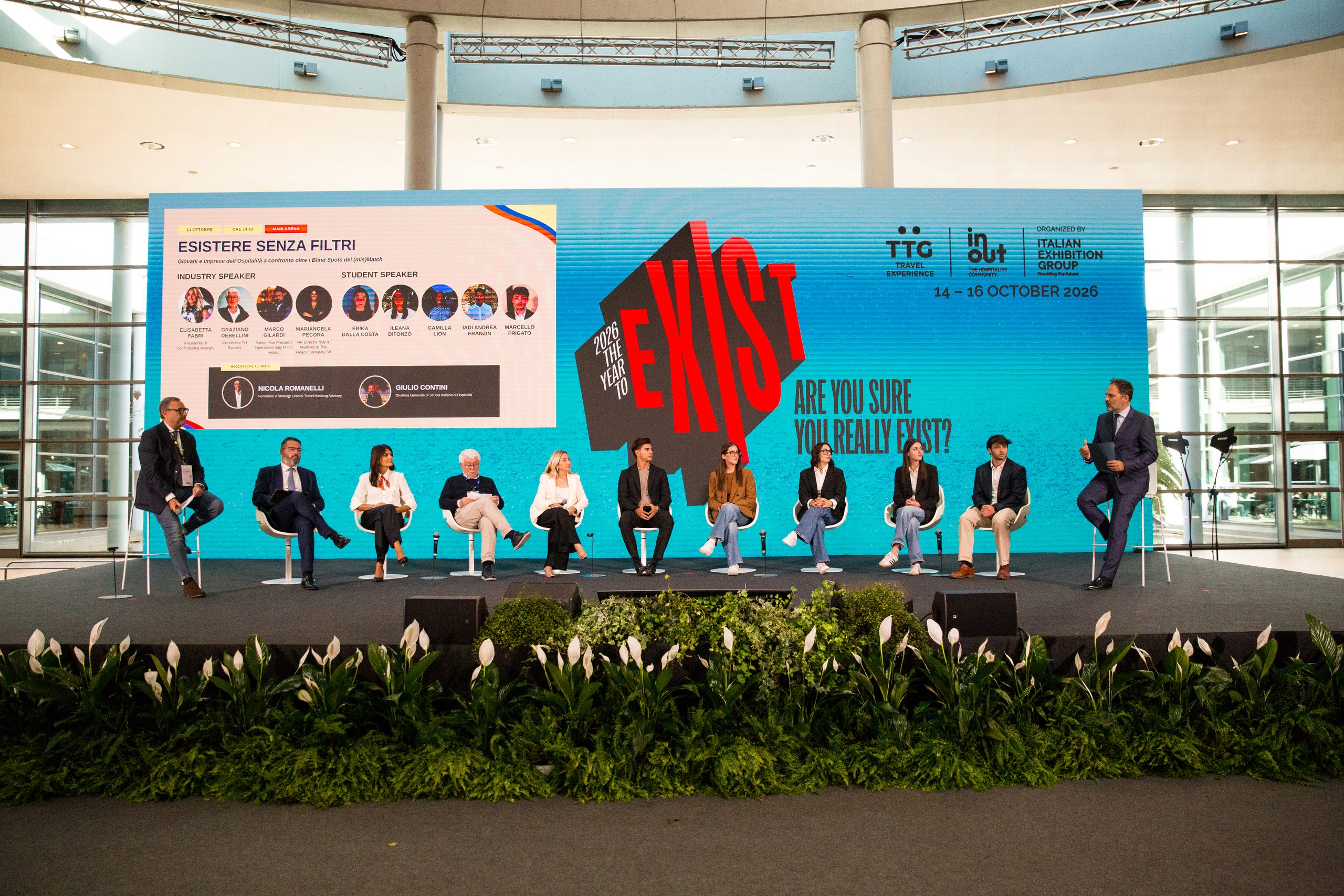 Il panel Esistere senza filtri sul palco del TTG Travel Experience 2026 di Rimini, con manager dell’hotellerie e studenti