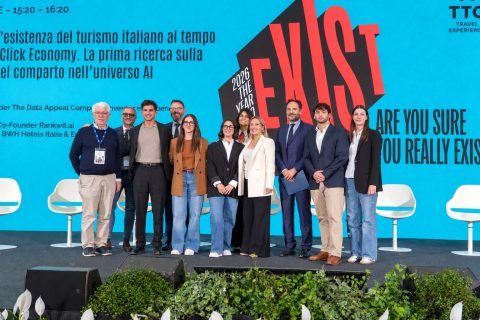 Relatori e studenti sul palco del TTG Travel Experience 2026 di Rimini per il panel Esistere senza filtri