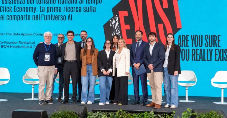 Relatori e studenti sul palco del TTG Travel Experience 2026 di Rimini per il panel Esistere senza filtri