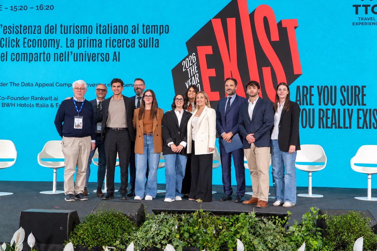 Relatori e studenti sul palco del TTG Travel Experience 2026 di Rimini per il panel Esistere senza filtri